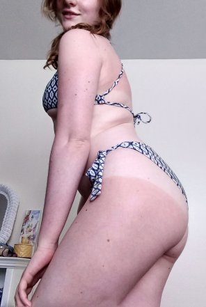 amateur photo [F] Coppertone girl all grown up