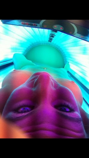 Tanning bed hottie