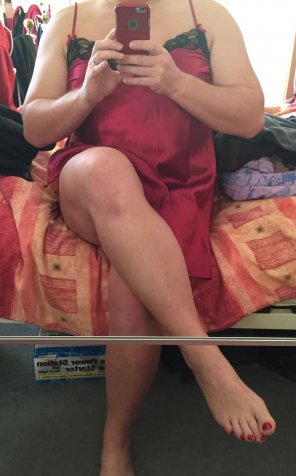 amateur pic [Trans] Crossed legs in a cute babydoll