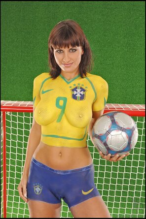 Steamy Veronica Vanoza – Soccer body painting – 79 pics