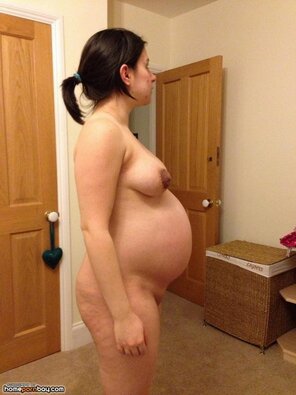 amateur photo Pregnant housewife posing naked