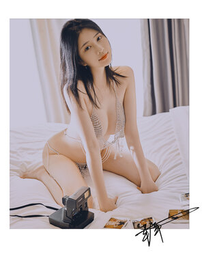 amateur pic 年年Nnian - 拍立得女孩 Polaroid Girl (2)