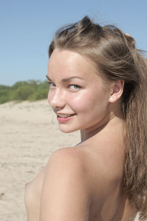 amateur pic stunning_on-a-deserted-beach_alice-d_high_0060