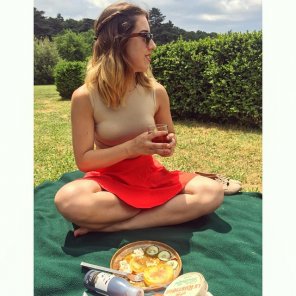 amateur pic Italian beauty on a picnic