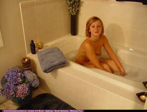 amateur pic RascalMuffin1 - Lindsey Marshall Bath - 0105 - Bath105