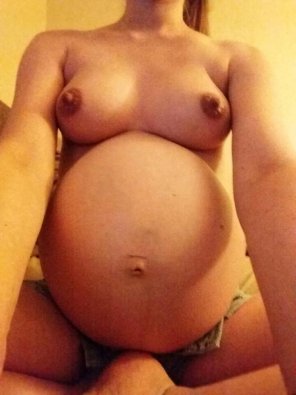 30yo petite GF doesn't think she's sexy at 7 months but she's so wrong.