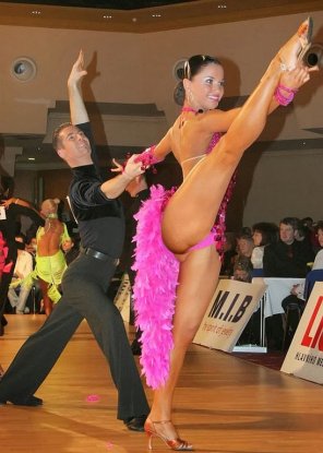 amateur pic Long legged tango dancer
