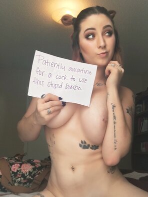 amateur pic 4chan slut shows off and takes requests