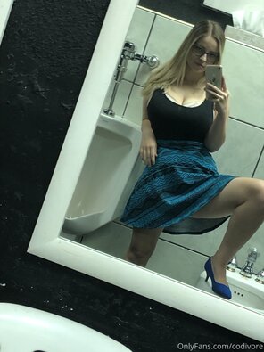 amateur pic BlueSkirt2