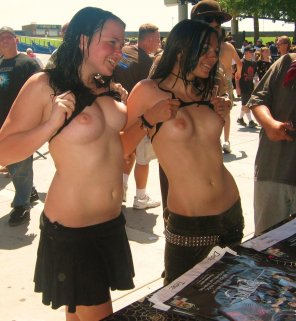 amateur photo Ozzfest girls flashing for free stuff