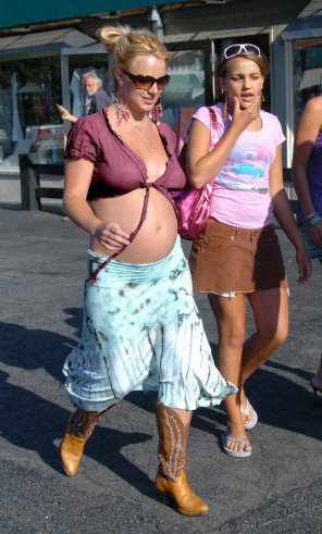 amateur photo Britney braless & pregnant