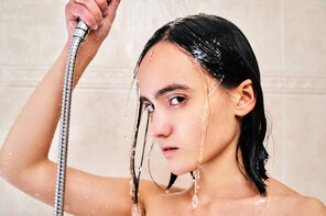 VivThomas_Shower-Time_Dina-Candy_high_0102