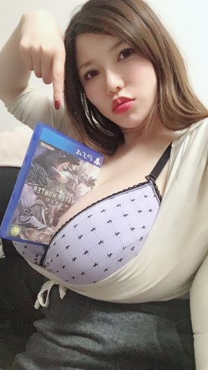 amateur photo How to sell video games with Anri Okita