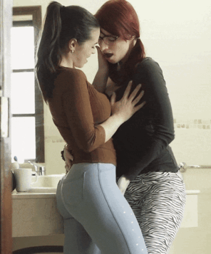 amateur pic Foreplay fingering pussy thru jeans & kissing