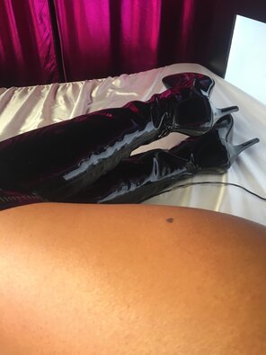 amateur pic sophialares-08-07-2017-2320288-New shinny boots