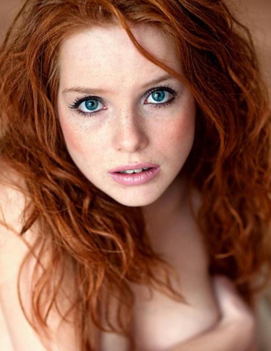Nude redhead green eyes in retro fuck picture