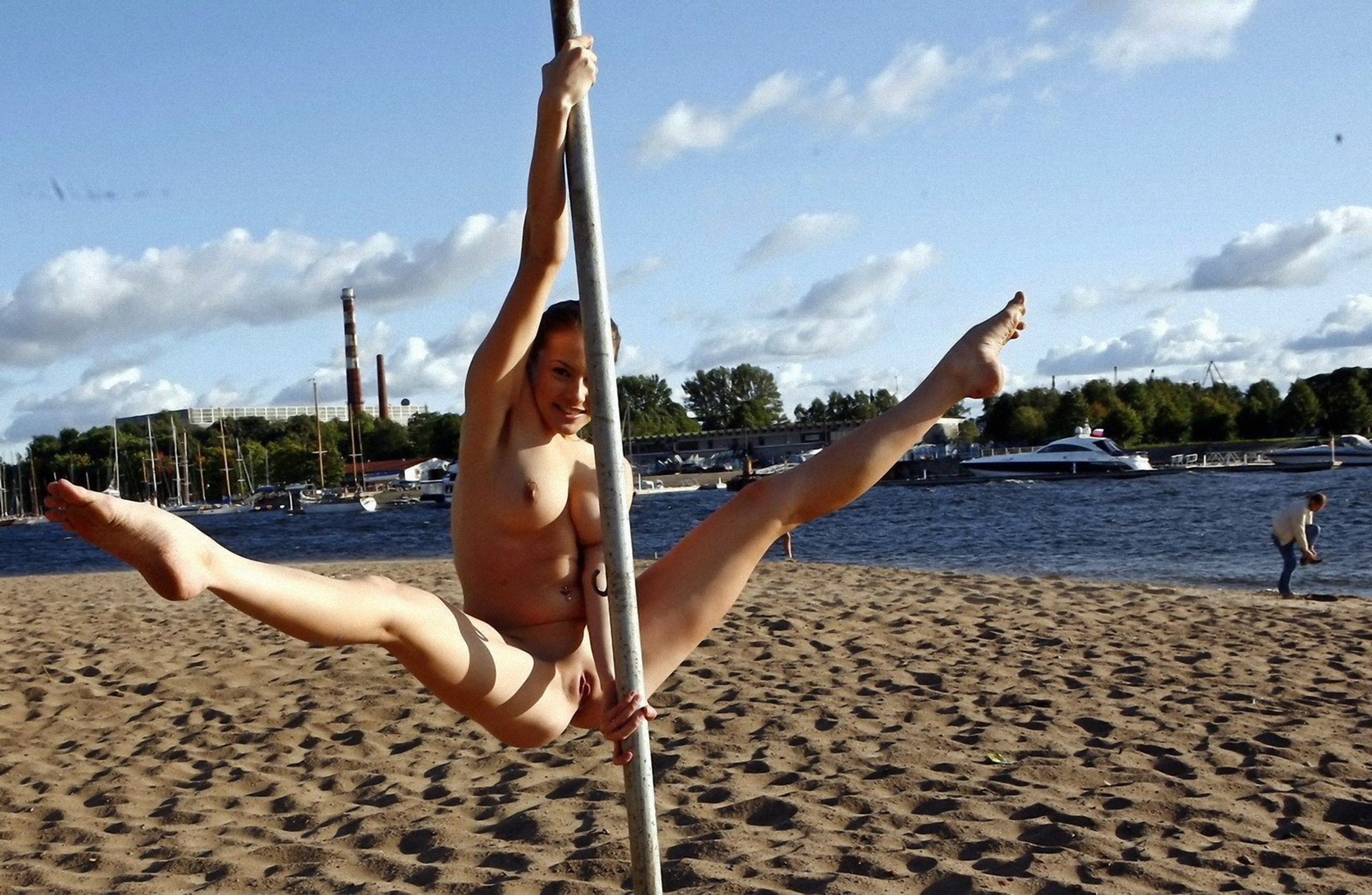 Hot pole dances of naked girls