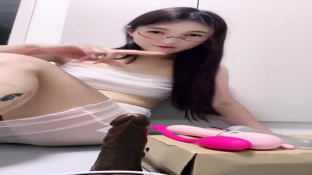 质眼镜美御姐，没穿内裤高跟鞋，地上骑乘位，玩20CM大屌