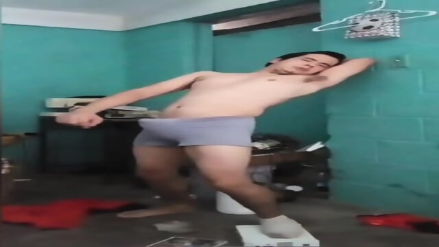 jesus en boxer tocándose el bulto