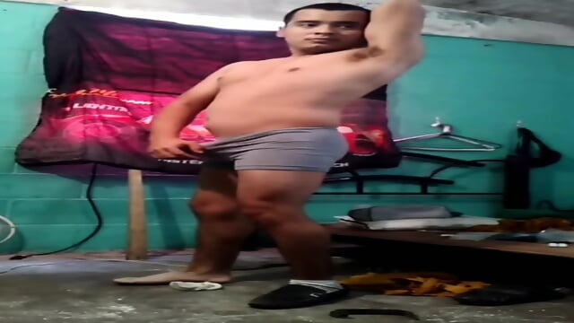 jesus en boxer tocándose el pene