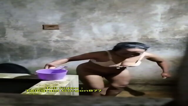 Ngintip mandi emak emak ð¤£