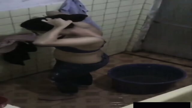 NGINTIP KAKAK PULANG KERJA LANGSUNG MANDI