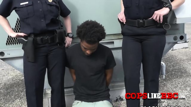 Cops chase and catch criminal after running from them