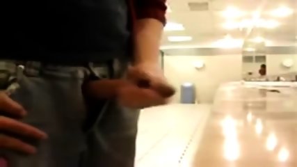 Bigcockflasher - Atrapado Masturbándose En Un Baño Público