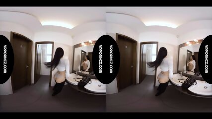 VR - Meeting In Bathroom
