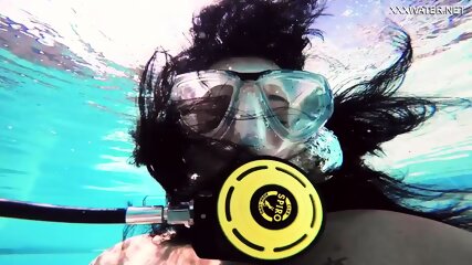 Brita Piskova Masturbates Underwater In The Swimming Pool