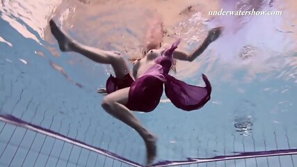 Ala Hot Girlfriend In The Swimming Pool