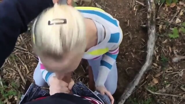 geile Blondine saugt fremden Schwanz im Wald