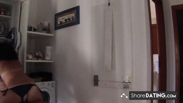 La mogliettina cavalca mentre il marito gioca a tennis