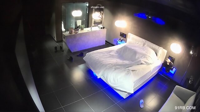 Hotel candid photos are scarce but not out of the Blu-ray room, the titty lover is itching and can’t bear it x0101