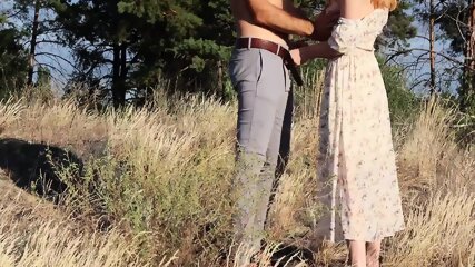 Un Couple Amateur En Chaleur Decide D'avoir Un Sexe Rapide En Plein Air Dans L'herbe