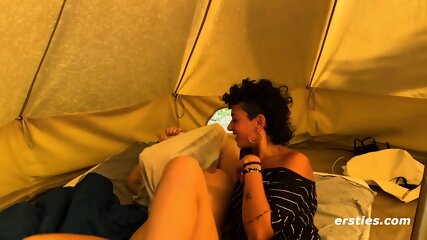 Ersties - Heißer Lesben-Sex Auf Dem Festival Im Zelt